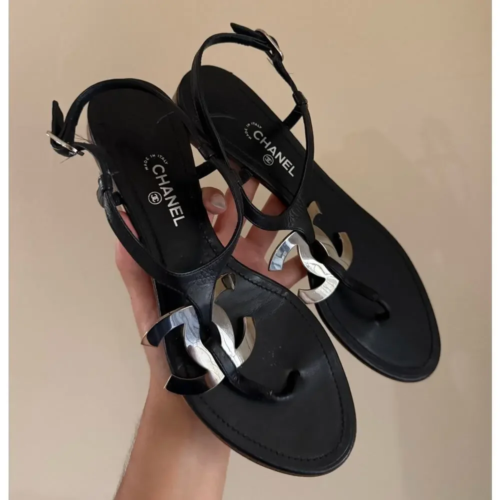 Vintage CHANEL black leather Thong sandals with Large CC metal logo sz 8.5